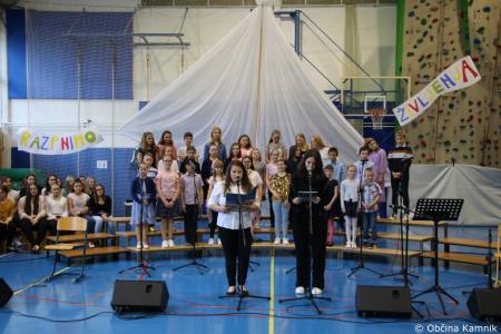 Otroci Osnovne šole Šmartno v Tuhinju z glasbo razpeli jadra (9)